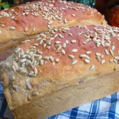 Dwa bochenki domowego chleba posypane słonecznikiem. Idealny prosty przepis na chleb, który zachwyci każdego.