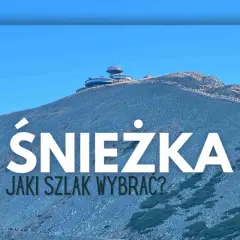 Szlak na Śnieżkę. Tłum turystów wędruje kamienistym zboczem ku obserwatorium.
