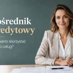 Uśmiechnięta kobieta w jasnej marynarce siedzi przy biurku z laptopem. Tekst: "Pośrednik kredytowy. Czy warto skorzystać z jego usług?".