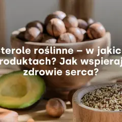 Awokado, orzechy i komosa ryżowa w drewnianych miseczkach.
