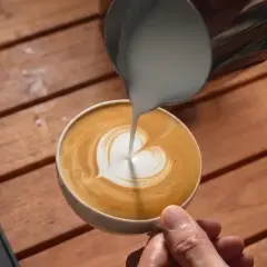 Cappuccino mit Herz aus aufgeschäumter Milch, zubereitet mit Präzision.