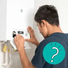 Uomo guarda la caldaia senza corrente, perplesso. Cosa fare?