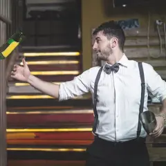 Ile kosztuje barman na wesele? Sprawdź, co wpływa na ceny usług