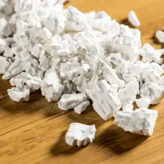 Cumuli di amido di tapioca su fondo di legno. Informazioni su kuzu controindicazioni e usi.