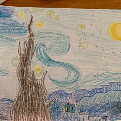 Un dibujo infantil de la noche estrellada de Van Gogh, con un ciprés oscuro, casas y un cielo arremolinado lleno de estrellas amarillas.