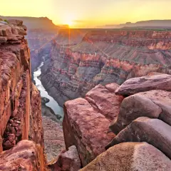 Zachód słońca nad Wielkim Kanionem w stanie Arizona, USA. Rzeka Kolorado płynie w głębi.