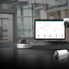 Sistemas de vigilancia y análisis de tráfico de American Dynamics. Cámaras y grabadora NVR en un vestíbulo moderno.