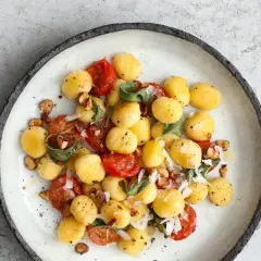 Pyszne, oryginalne gnocchi przepis z pomidorkami, szałwią i orzechami. Idealne danie na szybki obiad.