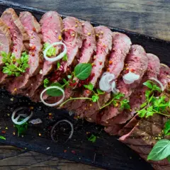 Skivat, saftigt kött med grillränder, garnerat med örter och lökringar. Perfekt för en härlig entrecote marinad.