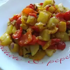 Patate e peperoni al forno, un contorno colorato e saporito, pronto per essere gustato.
