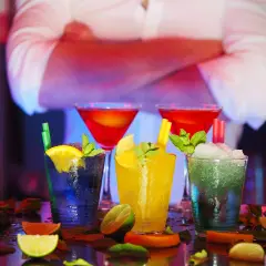 Kolorowe drinki na barze. Zastanawiasz się, ile zarabia barman w Warszawie, tworząc takie cuda?