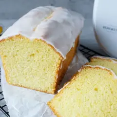 Saftiger Zitronenkuchen, frisch aus dem Thermomix, mit Zuckerguss und Zitronenscheiben.