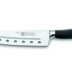 Cuchillo de chef con agujeros en la hoja para reducir la fricción al cortar. Mango ergonómico negro.