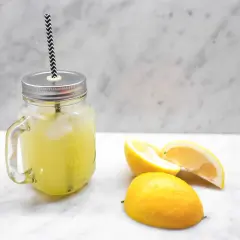 En burk med hemgjord lemonad, is och citronskivor. Perfekt för ett enkelt lemonad recept.
