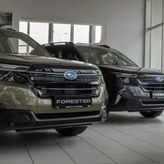 Dwa nowe Subaru Forester w salonie. Idealne do rodzinnych wyjazdów i przygód. Sprawdź ofertę subaru leasing!