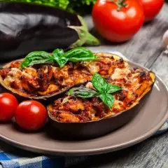 Melanzane ripiene senza carne, gustose e colorate, pronte per essere gustate.