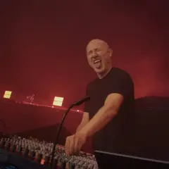 Paul Kalkbrenner na koncertach w Polsce, w transie za konsolą, z językiem na wierzchu.