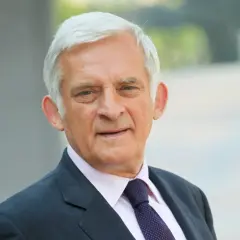 Jerzy Buzek, były premier i przewodniczący Parlamentu Europejskiego, w eleganckim garniturze. Jego poprzednie urzędy świadczą o bogatym doświadczeniu politycznym.