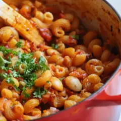 En mustig italiensk pasta vegetarisk gryta med bönor och kikärtor, toppad med färsk persilja.