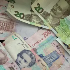 Ukraińska waluta to hrywna. Na zdjęciu widać banknoty o nominałach 20, 50, 100 i 200 hrywien.
