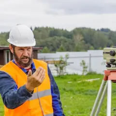 Pomiar działki przez geodetę: Zrozum proces, uniknij sporów