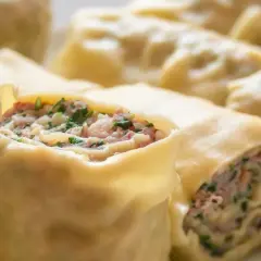 Pyszne pierogi z mięsem i zieloną pietruszką, które wyglądają jak małe zaguby.