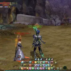 Dwóch graczy w zbrojach, jeden z mieczem, drugi z kosturem, w scenerii fantasy. To jeden z najlepszych **top gry mmorpg**.