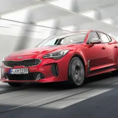 Czerwony Kia Stinger pędzi przez tunel. Sprawdź atrakcyjną kia stinger cena!