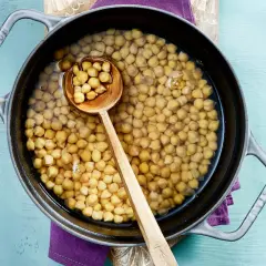 Kichererbsen in einem Topf mit Wasser, bereit zum Kochen. Die Frage "kichererbsen wie lange kochen" wird hier visuell angedeutet.