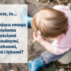 Dziecko z kokardką na głowie. Tekst: "Osoba jąkająca zmaga się z wieloma trudnościami emocjonalnymi, kompleksami, blokadami i lękami?". Dowiedz się, jak przestać się jąkać.