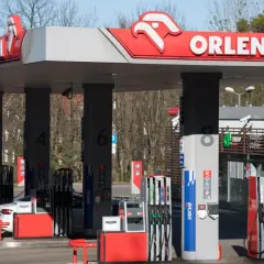Ile zarabia pracownik Orlenu? Zaskakujące różnice w wynagrodzeniach