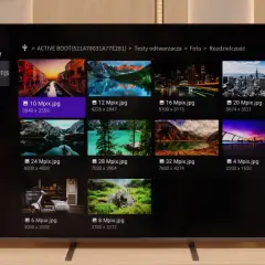Na ekranie telewizora Sony Bravia 5 wyświetla się interfejs odtwarzacza multimedialnego z miniaturami zdjęć o różnej rozdzielczości.