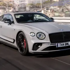 Szary Bentley Continental GT na torze wyścigowym. Sprawdź aktualną bentley continental gt cena i poczuj moc!