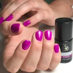 Unghie perfette con smalto semipermanente color fucsia. Scopri quanto dura il semipermanente per un look impeccabile.
