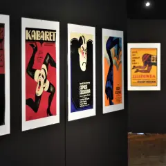 Kolekcja plakatów, dzieła polska szkoła plakatu artyści. Odważne grafiki, stylizowane postacie i filmowe motywy.