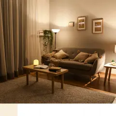 Przytulny salon z sofą, stolikiem i dywanem w ciepłym, **miodowym** kolorze.