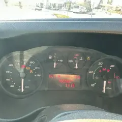 Kontrolka wtrysku świeci się na desce rozdzielczej Iveco Daily. Na liczniku widoczne są również inne wskaźniki i kontrolki.