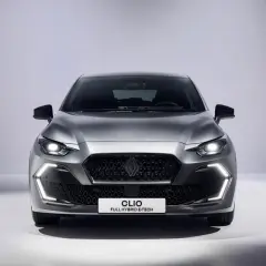 Nowy Renault Clio 2025 w kolorze grafitowym, z nowoczesnym grillem i światłami LED.