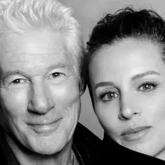 Primer plano de Richard Gere y su mujer, Alejandra Silva, en blanco y negro.