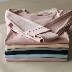 Jak składać bluzki z długim rękawem? KonMari i triki na porządek
