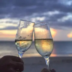 Ile alkoholu można przewieźć w bagażu rejestrowanym? Oto zasady