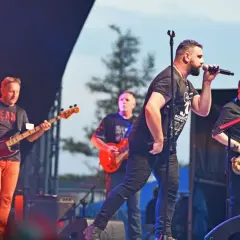 Zespół grający na żywo, wokalista z mikrofonem, basista, gitarzysta i saksofonista tworzą energię free blues band.
