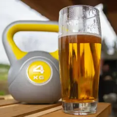 Czy biorąc kreatynę można pić alkohol? Unikaj negatywnych skutków