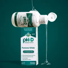 Płynny lubrykant Femme Glide™ z aloesem organicznym, wylewający się z butelki, zapewnia gładkość i komfort.