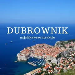 Widok na Dubrownik i jego okolice z góry. Miasto z czerwonymi dachami, otoczone murami obronnymi, leży nad turkusowym morzem.