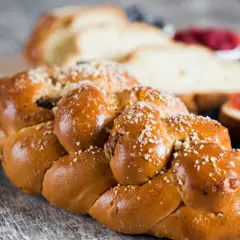Złocista chałka z rodzynkami, posypana kruszonką. Idealna na śniadanie, choć warto pamiętać o jej chałka kcal.
