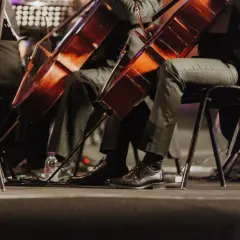Orkiestra grająca na wiolonczelach, tworząc najlepszą muzykę filmową wszech czasów.
