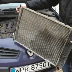 Niedrożna chłodnica objawy – jak rozpoznać problemy z silnikiem