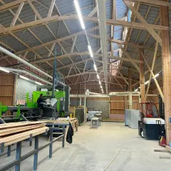 Aménagement d'un plan atelier menuiserie avec machines, bois et chariot élévateur.