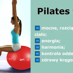Kobieta ćwiczy pilates na czerwonej piłce, osiągając mocne, rozciągnięte ciało, energię i harmonię.